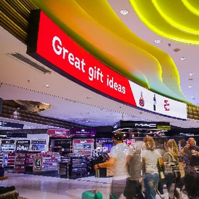 شاشة LED منحنية داخلية P1.8 240 × 120 مم مع معدل تحديث عالي 3840 هرتز